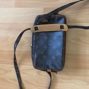 LOUIS Vuitton cross body back